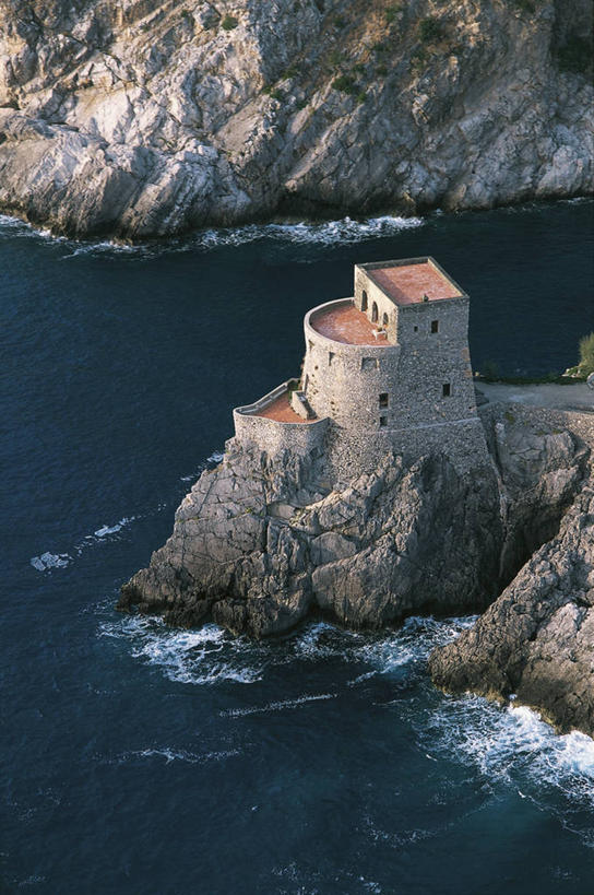 无人,竖图,俯视,室外,白天,海洋,建筑,意大利,欧洲,悬崖,塔,自然,摄影,地中海文化,南欧,意大利文化,意大利共和国,坎帕尼亚,阿马尔菲海岸,阿玛尔菲海岸,阿玛菲海岸,坎帕尼亚大区,阿玛菲海岸风景区,波西塔诺,萨莱诺,萨莱诺省,海滩,彩图,高角度拍摄