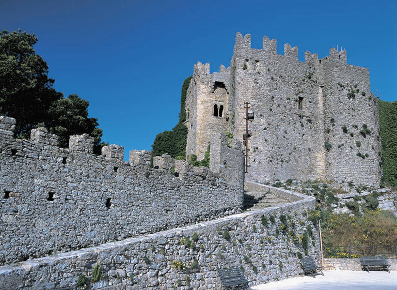 无人,横图,室外,白天,仰视,建筑,意大利,欧洲,城堡,历史,废墟,树,摄影,保护,西西里,宗教建筑,地中海文化,意大利文化,万里无云,特拉帕尼,彩图,低角度拍摄,过去