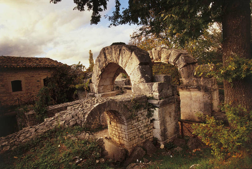 无人,横图,俯视,室外,白天,美景,建筑,意大利,欧洲,景观,云,城镇,拱门,历史,石墙,废墟,树,树干,天空,自然,景色,摄影,地中海文化,自然风光,意大利文化,彩图,高角度拍摄,莫利塞,过去