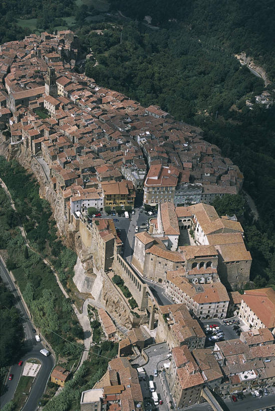 无人,竖图,俯视,航拍,室外,白天,度假,美景,森林,城市风光,城市,建筑,路,汽车,意大利,欧洲,房屋,屋顶,景观,城镇,娱乐,车,树,自然,交通工具,享受,休闲,景色,放松,运输,摄影,住房,鸟瞰,地中海文化,载具,意大利文化,托斯卡纳区,彩图,高角度拍摄,皮蒂利亚诺