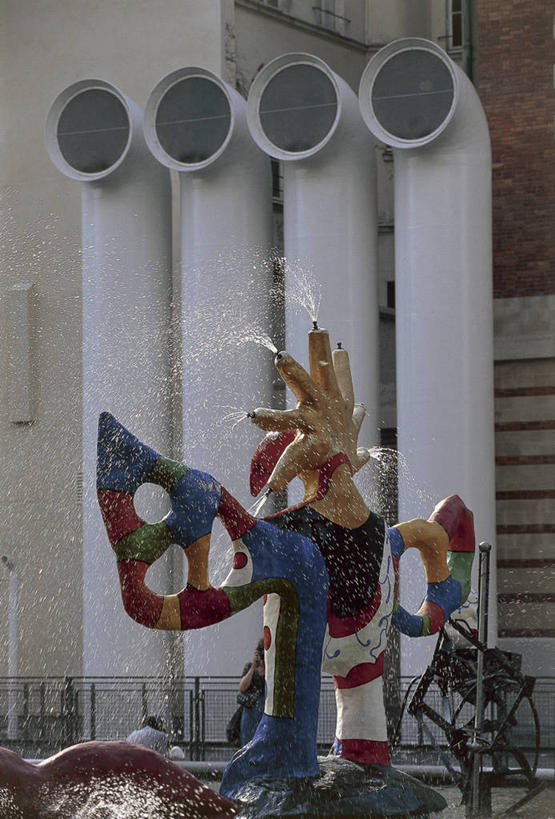 两个人,竖图,室外,白天,技术,水,城市,建筑,喷泉,雕塑,法国,巴黎,欧洲,喷,飞溅,朦胧,模糊,雕像,首都,地标建筑,摄影,西欧,地中海文化,法兰西,美术馆,庞毕度中心,法国文化,法兰西共和国,法兰西第五共和国,法兰西岛,乔治.蓬皮杜国家艺术文化中心,法兰西岛大区,蓬皮杜艺术中心,拉丁区,彩图,巴黎省,巴黎市