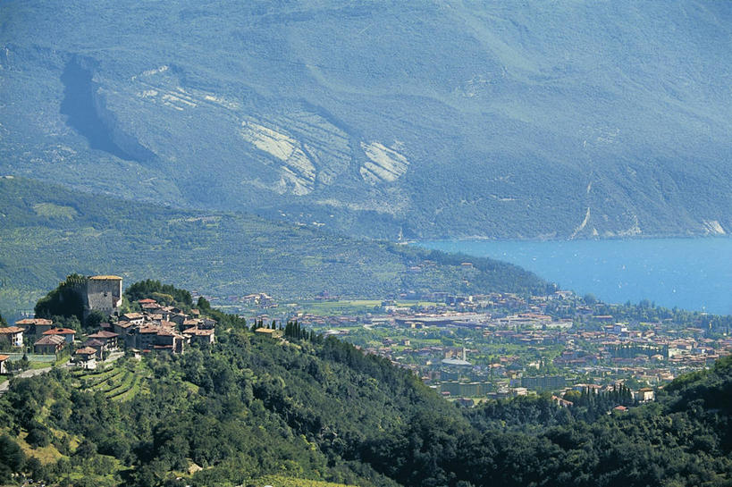 无人,横图,俯视,室外,白天,湖,山,建筑,意大利,欧洲,城镇,树,自然,摄影,地中海文化,南欧,意大利文化,意大利共和国,加尔达湖,特伦蒂诺.上阿迪杰大区,彩图,高角度拍摄