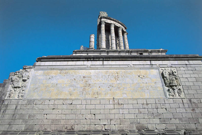 无人,横图,室外,白天,仰视,建筑,法国,欧洲,柱子,历史,废墟,蓝色,摄影,普罗旺斯,万里无云,古代文明,彩图,低角度拍摄,多利安式,过去