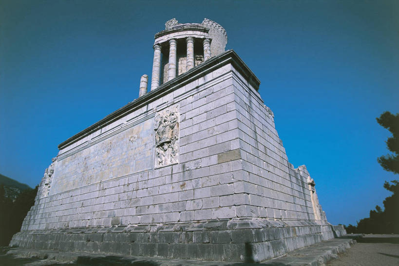 无人,横图,室外,白天,仰视,建筑,法国,欧洲,柱子,历史,废墟,树,蓝色,摄影,普罗旺斯,万里无云,古代文明,彩图,低角度拍摄,多利安式,过去