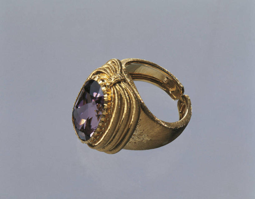 无人,横图,室内,特写,时尚,珠宝,意大利,欧洲,反射,光线,金属,光芒,黄金,一个,紫色,戒指,工艺品,财富,摄影,单个,高雅,宝石,西欧,地中海文化,南欧,意大利文化,紫水晶,美术工艺,彩图,影棚拍摄,贵重宝石