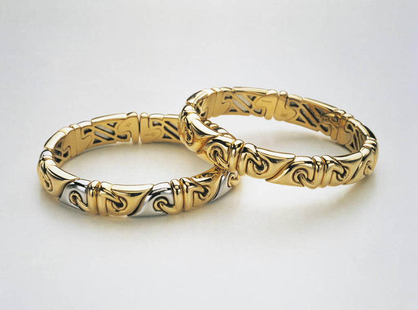 无人,横图,室内,特写,时尚,家具,桌子,静物,珠宝,意大利,欧洲,形状,光线,钢铁,金属,圆形,光芒,黄金,两个,装饰物,摄影,手镯,品牌,合金,高雅,西欧,地中海文化,南欧,意大利文化,式样,美术工艺,几何形状,设计,彩图