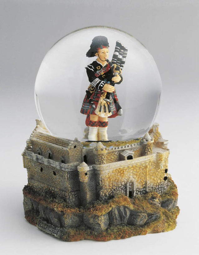 无人,站,竖图,室内,特写,白色背景,制服,玩具,雕塑,英国,欧洲,形状,艺术,装饰,透明,标志,雕刻,雕像,符号,商品,城堡,管乐器,音乐,历史,标识,苏格兰,一个,纪念品,工艺品,球体,摄影,单个,纪念,美术,创造力,西欧,北欧,记忆,主题,陈列,欧洲文化,功能,美学,雪花球,性别符号,三维图形,技能,苏格兰风笛,几何形状,彩图,影棚拍摄,男性符号