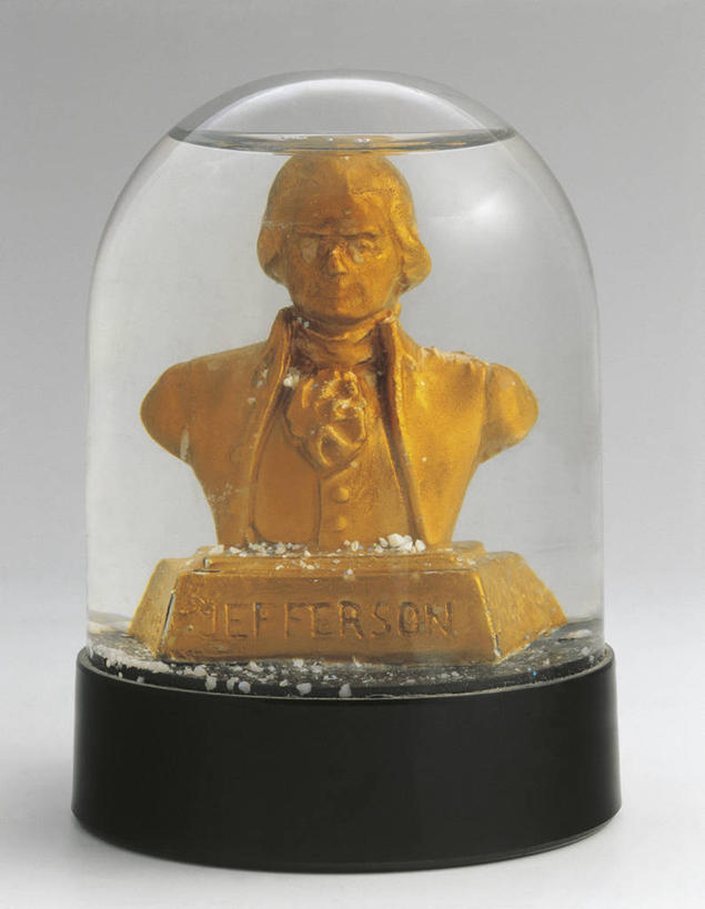 无人,科学家,竖图,室内,特写,白色背景,玩具,雕塑,艺术,装饰,透明,标志,雕刻,雕像,符号,商品,文字,标识,一个,纪念品,工艺品,摄影,单个,纪念,英文字母,美术,创造力,领导,总统,记忆,主题,政府,政治,陈列,功能,美学,雪花球,教育家,思想家,哲学家,政治家,性别符号,托马斯.杰斐逊,美国总统,想法,大写字母,把握,彩图,影棚拍摄,男性符号,名声,掌控