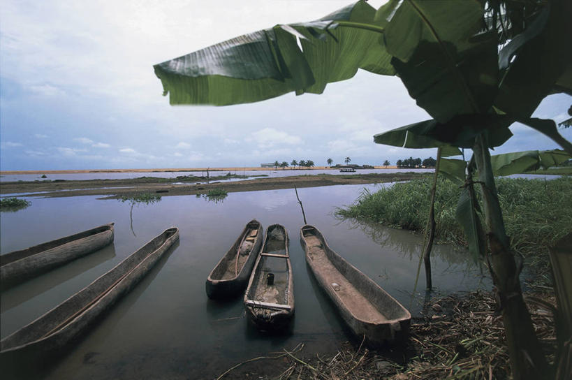 无人,横图,室外,白天,旅游,度假,河流,美景,水,船,叶子,非洲,贝宁,河岸,景观,流水,云,香蕉树,娱乐,天空,自然,享受,休闲,景色,放松,运输,摄影,生长,香蕉叶,自然风光,独木舟,西非,彩图,旅行