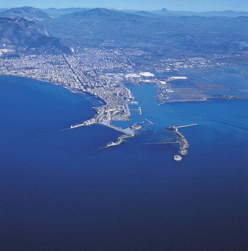 无人,竖图,方图,俯视,航拍,室外,白天,旅游,度假,海洋,美景,水,城市,意大利,欧洲,岛,地形,海岸线,河岸,景观,城镇,娱乐,蓝色,风景,自然,享受,休闲,景色,放松,摄影,宁静,西欧,西西里,鸟瞰,地中海文化,南欧,自然风光,意大利文化,特拉帕尼,彩图,高角度拍摄,旅行