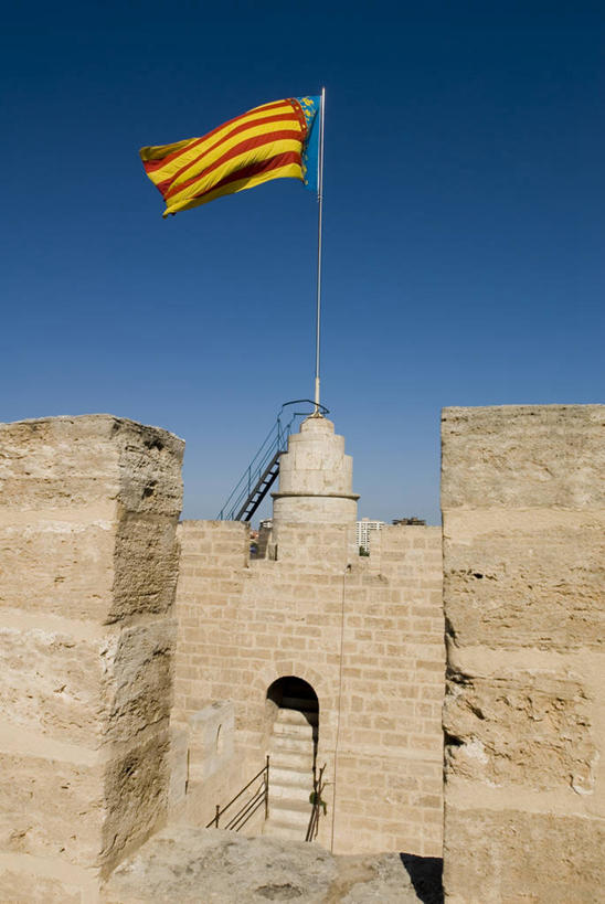 无人,竖图,室外,白天,骄傲,风,建筑,旗帜,西班牙,欧洲,符号,城堡,大门,拱门,围墙,塔,杆,历史,城墙,天空,地标建筑,独立,摄影,保护,地中海文化,身份,哥特式风格,伊比利亚半岛,爱国主义,万里无云,巴伦西亚省,巴伦西亚,彩图,旅行,过去