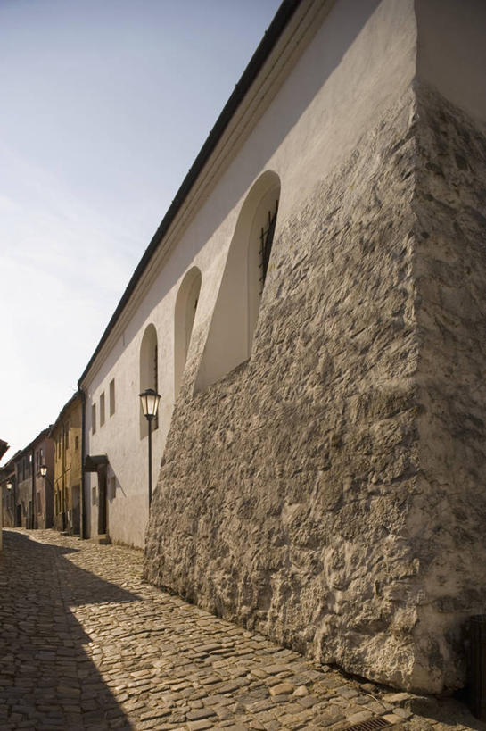 无人,竖图,室外,白天,建筑,路灯,欧洲,阴影,墙,城镇,天空,地标建筑,摄影,照明设备,捷克共和国,万里无云,犹太教会堂,摩拉维亚,彩图,旅行,联合国教科文组织