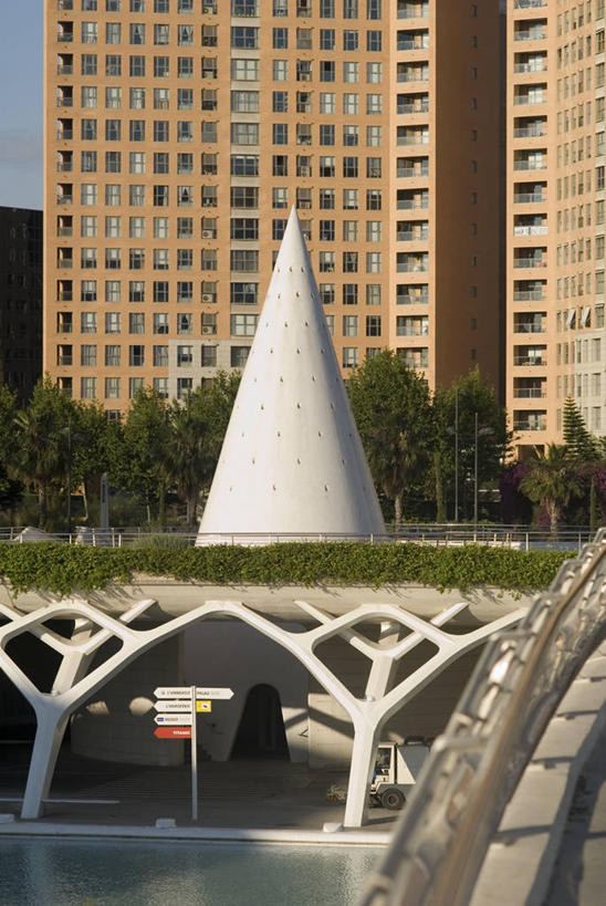 无人,博物馆,竖图,室外,白天,通讯,河流,城市,建筑,指示牌,西班牙,欧洲,标志,文字,圆锥,流水,方向,标识,现代,箭头,树,停车,地标建筑,摄影,指导,指向,地中海文化,都市风光,伊比利亚半岛,簇,三维图形,方向标,巴伦西亚省,彩图,旅行,艺术科学城