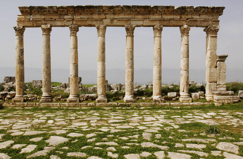 太阳穴,无人,横图,室外,白天,建筑,叙利亚,亚洲,一排,整齐,柱子,历史,破坏,古罗马,破损,废墟,排列,天空,摄影,宗教,损坏,考古学,中东,宗教建筑,要塞,地中海文化,队列,古典风格,古代文明,柱廊,古代史,石块,彩图,旅行,阿帕米亚,过去