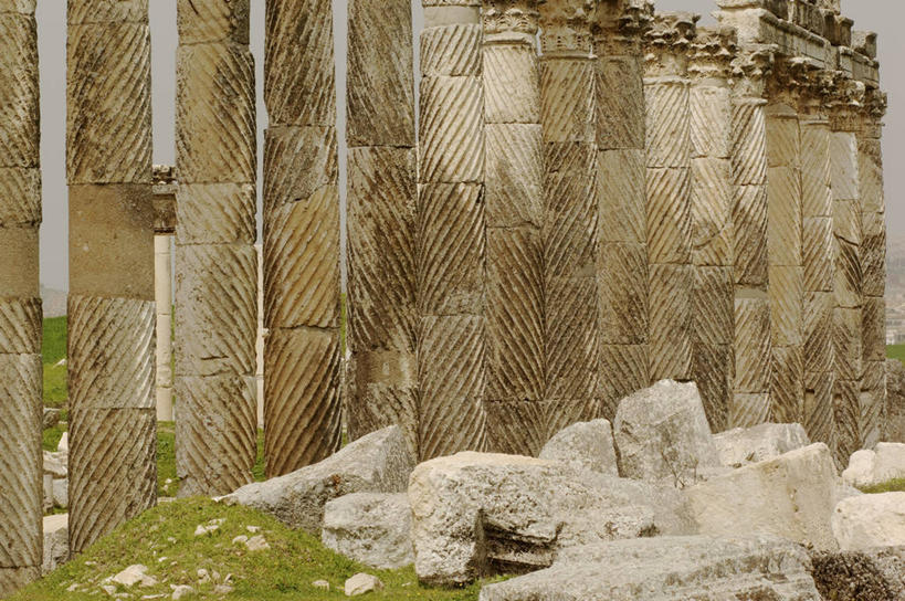 太阳穴,无人,横图,室外,白天,建筑,叙利亚,亚洲,一排,整齐,柱子,历史,破坏,破损,废墟,排列,天空,摄影,宗教,损坏,考古学,中东,宗教建筑,要塞,地中海文化,队列,古典风格,古代文明,柱廊,古代史,石块,彩图,旅行,阿帕米亚,过去