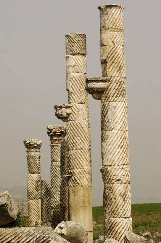 太阳穴,无人,竖图,室外,白天,建筑,叙利亚,亚洲,一排,整齐,柱子,历史,破坏,古罗马,破损,废墟,排列,天空,摄影,宗教,损坏,考古学,中东,宗教建筑,要塞,地中海文化,队列,古典风格,古代文明,柱廊,古代史,彩图,旅行,阿帕米亚,过去