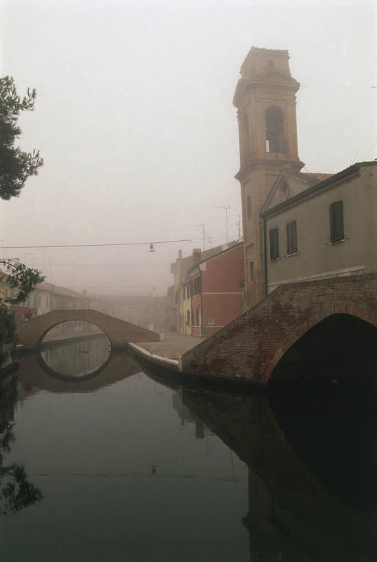 无人,教堂,竖图,室外,雾,建筑,意大利,欧洲,反射,流水,桥,黎明,地标建筑,摄影,运河,宗教建筑,南欧,意大利文化,意大利共和国,艾米利亚.罗马涅,艾米利亚.罗马涅大区,费拉拉,彩图,联合国教科文组织