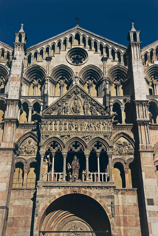 无人,竖图,室外,白天,建筑,雕塑,意大利,欧洲,雕刻,雕像,柱子,拱门,联合国,文艺复兴,历史,天空,地标建筑,摄影,宗教,罗马式,宗教建筑,南欧,古典风格,意大利文化,哥特式风格,万里无云,意大利共和国,艾米利亚.罗马涅,艾米利亚.罗马涅大区,费拉拉,彩图,旅行,大教堂,联合国教科文组织