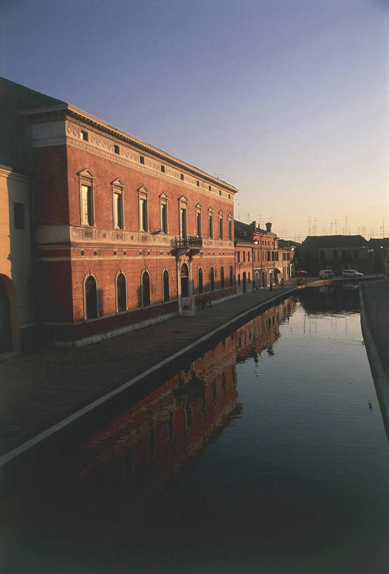 无人,竖图,室外,雾,建筑,船,意大利,欧洲,反射,流水,城镇,黎明,天空,地标建筑,摄影,运河,南欧,意大利文化,万里无云,意大利共和国,艾米利亚.罗马涅,艾米利亚.罗马涅大区,费拉拉,彩图,联合国教科文组织