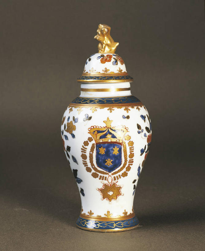 无人,竖图,室内,奢侈,绘画,珠宝,荷兰,艺术,瓷器,矿石,陶瓷制品,艺术品,古典,文化,一个,工艺品,品味,摄影,单个,昂贵,美术,贵重,高雅,宝石,坚定,广口瓶,美学,宝贵,美术工艺,代尔夫特,彩图,影棚拍摄,人工宝石,人造宝石