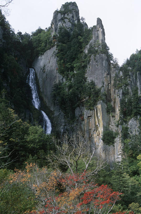 无人,公园,竖图,室外,白天,旅游,度假,时尚,美景,瀑布,山,水,北海道,日本,亚洲,地形,景观,流水,娱乐,树,风景,自然,享受,休闲,t台,景色,放松,摄影,环境,国家公园,自然风光,东亚,将军,日本国,北海道地方,北海道岛,国立公园,时装表演,时装秀,t型台,走秀,自然地理,彩图,大雪山,大雪山国立公园,郊野公园