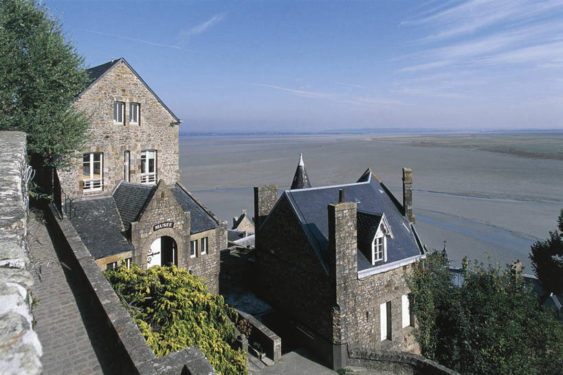 无人,横图,俯视,室外,白天,安全,海洋,水,建筑,法国,房屋,地平线,海岸线,水平线,历史,地标建筑,摄影,要塞,法国文化,中欧,圣米歇尔山,诺曼底,彩图,高角度拍摄,旅行