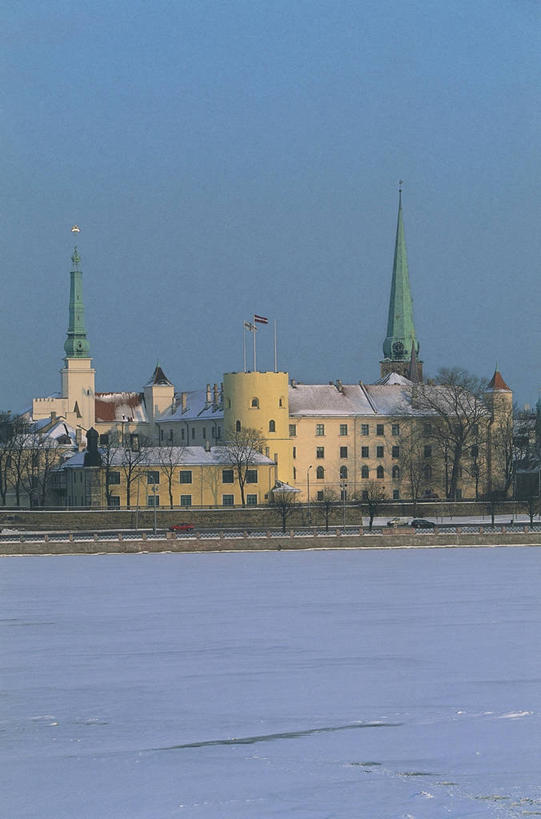 无人,竖图,室外,白天,度假,安全,河流,美景,天际线,雪,城市风光,城市,建筑,欧洲,拉脱维亚,城堡,景观,流水,冬天,首都,历史,娱乐,地标建筑,享受,休闲,景色,放松,摄影,里加,彩图,旅行,波罗的海三国,道加瓦河