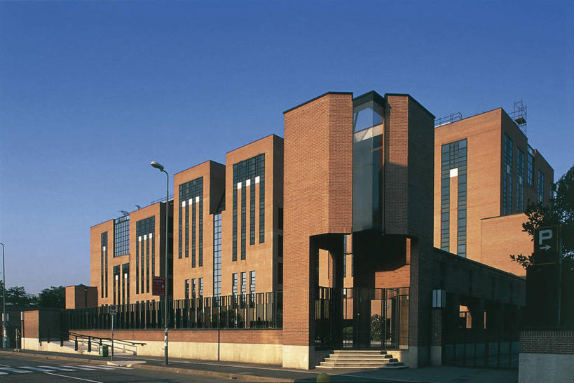 无人,学校,教学楼,栏杆,横图,室外,白天,城市,建筑,路,路灯,意大利,欧洲,路标,教育,校园,台阶,蓝色,教室,摄影,地中海文化,意大利文化,伦巴第大区,米兰,万里无云,彩图,教学大楼