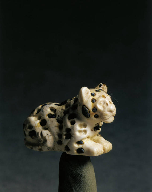 无人,竖图,室内,象牙,雕塑,黑色背景,花纹,艺术,装饰,雕刻,雕像,图案,古代,一个,工艺品,摄影,单个,纪念,美术,美洲豹,主题,底座,陈列,功能,美学,古代文明,美术工艺,彩图,天青石