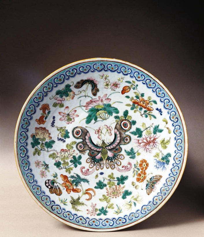 无人,竖图,蝴蝶,花纹,陶瓷制品,花,一个,盘子,摄影,褐色背景,单个,美术工艺,彩图,影棚拍摄