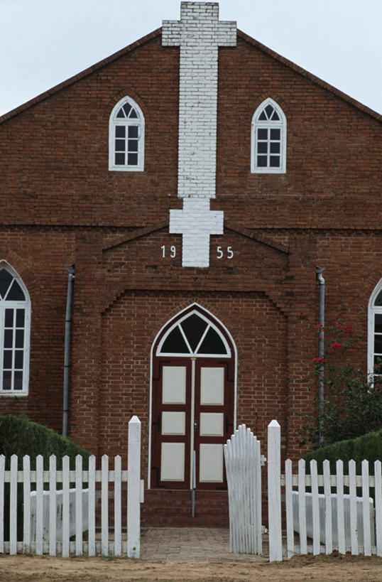 无人,教堂,栏杆,竖图,室外,白天,建筑,对称,十字架,围栏,护栏,地标建筑,摄影,宗教,宗教建筑,彩图,查科峡谷