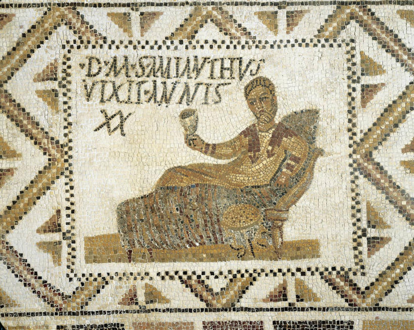 葡萄酒,成年人,一个人,横图,室内,床,卧室,椅子,突尼斯,仅一个男性,喝,花纹,图案,拿着,历史,饮食,古罗马,古代,摄影,侧卧,葡萄酒杯,古代文明,拉丁文,玻璃杯,彩图,过去