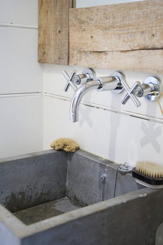 无人,竖图,室内,白天,镜子,浴室,木制,水槽,墙,现代,英格兰,白色,工业,摄影,块状,作画,彩图