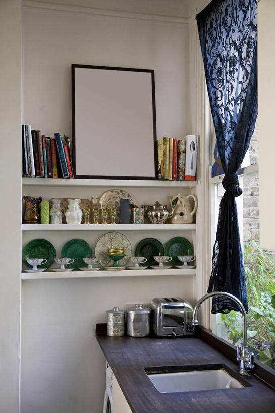 无人,竖图,室内,白天,厨房,窗帘,书架,餐具,木制,水槽,艺术品,首都,现代,英格兰,架子,盘子,容器,箱子,工具箱,摄影,储藏,储存,收集,式样,挂毯,书,彩图,贮存