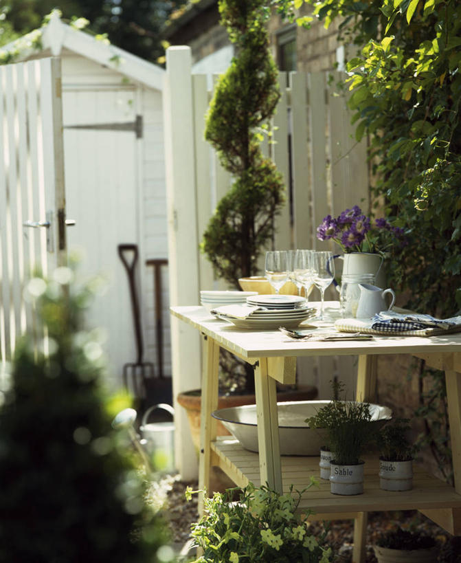 无人,栏杆,竖图,室外,白天,侧面,美景,植物,桌子,餐具,准备,眼镜,景观,围栏,护栏,白色,自然,盘子,景色,摄影,生活方式,涂料,宴会,自然风光,休闲活动,彩图,游园会