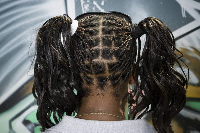 西方人,儿童,少年,脸,头,脸颊,头发,一个人,站,横图,室外,特写,白天,纯洁,城市,欧洲,非洲,黑人,欧洲人,仅一个男性,仅一个年轻女性,仅一个女性,仅一个人,教育,图像,休闲装,肩膀,仅一个年轻男性,小孩,背面,衣服,黑色,概念,辫子,可爱,童年,童趣,摄影,麻花辫,马尾辫,嘻哈,都市风光,种族,主题,身份,视角,童真,烂漫,无邪,构图,天真,男人,男性,年轻男性,年轻女性,女人,女性,白种人,非洲人,孩子,头部,发型,脸部,脸蛋,面部,高中生,彩图,涂鸦,时空