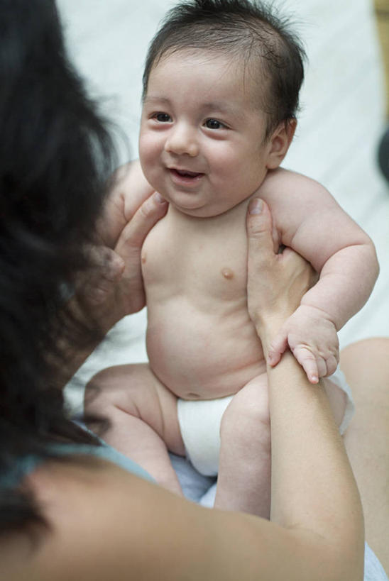 西方人,婴儿,儿童,成年人,中年人,眼睛,眉毛,睫毛,头发,两个人,家庭,父母,母亲,女儿,儿子,坐,微笑,竖图,室内,白天,正面,快乐,通讯,纯洁,欧洲,欧洲人,瞳孔,图像,拿着,休闲装,裸露,尿布,小孩,衣服,绿色,黑色,概念,温暖,温馨,一家人,可爱,童年,眼部,摄影,活泼,婴儿用品,活动,年龄,和睦,享乐,种族,主题,宝宝,裸,视角,纯真,烂漫,无邪,构图,伶俐,天真,男性,女人,女性,中年女性,白种人,孩子,睫,眉,眼,眼睫毛,眼眉,触摸,彩图,爱,时空,融洽,眼眉毛,哥伦比亚人