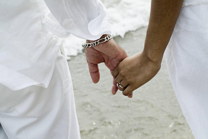 西方人,成年人,手,两个人,夫妻,丈夫,妻子,新娘,站,横图,俯视,室外,特写,白天,爱情,婚礼,旅游,度假,美景,珠宝,欧洲,欧洲人,沙子,景观,浪漫,图像,娱乐,钻石,衣服,白色,自然,结婚戒指,戒指,享受,休闲,概念,景色,恩爱,放松,人体,恋人,摄影,手镯,活动,部分,生物学,人造,种族,自然风光,自然现象,视角,钻石戒指,婚姻,构图,人体结构,异性恋,开端,男人,男性,年轻男性,年轻女性,女人,女性,白种人,年轻人,夫妇,情侣,海滩,步行,彩图,高角度拍摄,爱,时空,伴侣,订婚,订婚戒指,贵重宝石