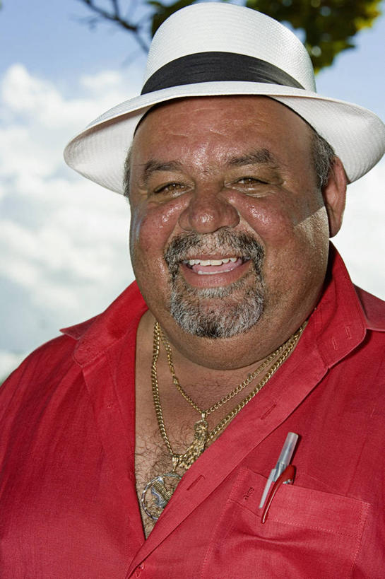 西方人,成年人,中年人,老年人,脸,头,脸颊,胡须,头发,肥胖,一个人,微笑,竖图,室外,特写,白天,正面,衬衫,快乐,满意,友谊,帽子,珠宝,欧洲,非洲,黑人,欧洲人,仅一个男性,仅一个人,仅一个中年男性,头饰,光芒,图像,休闲装,肩膀,水笔,衣服,红色,概念,闪耀,金色,摄影,铁环,锁链,链条,年龄,退休,毛发,束缚,体毛,限制,种族,主题,肖像,胸毛,视角,写实,约束,构图,老年男性,男人,男性,中年男性,白种人,非洲人,山羊胡,头部,胡子,络腮胡,小胡子,脸部,脸蛋,面部,上装,休闲活动,彩图,时空