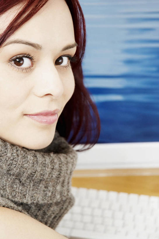 西方人,成年人,脸,头,脸颊,一个人,竖图,室内,特写,侧面,幸福,电脑,显示器,鼠标,键盘,技术,欧洲,欧洲人,仅一个年轻女性,仅一个女性,仅一个人,敲打,网络,屏幕,图像,休闲装,输入,输入设备,通讯设备,肩膀,衣服,打字,概念,台式电脑,美女,摄影,点击,敲击,种族,肖像,通信设备,计算机设备,视角,输出设备,信息处理器,构图,按键,电脑键盘,计算机,年轻女性,女人,女性,白种人,年轻人,头部,脸部,脸蛋,面部,彩图,时空,美人