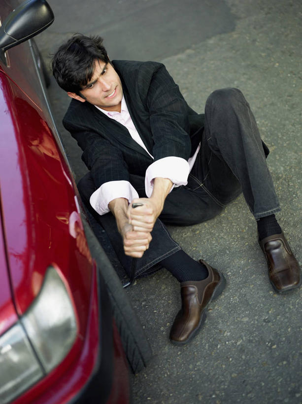 西方人,中年人,头发,一个人,坐,竖图,室外,白天,正面,旅途,路,汽车,鞋子,照明,欧洲,欧洲人,仅一个男性,仅一个人,仅一个中年男性,咬,裤子,机动车,扭曲,图像,拿着,注视,牛仔裤,休闲装,车,灯,衣服,黑色,灯具,交通工具,观察,看,概念,斜视,运输,愤怒,摄影,观看,修理,车灯,部分,照亮,咬着,察看,袖子,照明设备,鄙视,关注,麻烦,种族,载具,主题,问题,视角,前照灯,前大灯,车前灯,挫败,藐视,讽刺,蔑视,嘲笑,构图,男人,男性,中年男性,白种人,彩图,汽车抛锚,时空