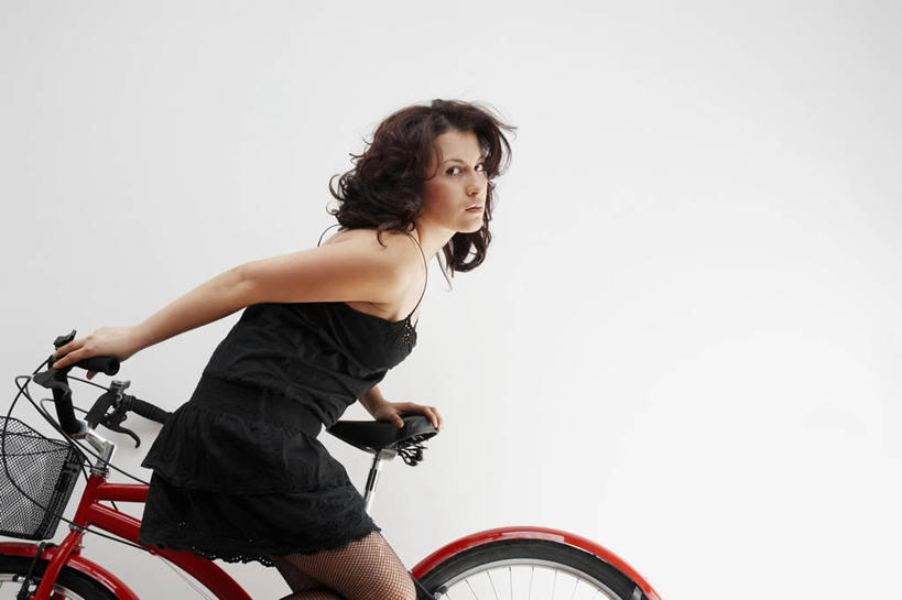 西方人,成年人,一个人,站,横图,室内,留白,白色背景,侧面,裙子,自行车,汽车,欧洲,欧洲人,仅一个年轻女性,仅一个女性,仅一个人,图像,拿着,休闲装,车,脚踏车,衣服,白色,交通工具,概念,运输,摄影,长袜,人造,种族,近景,载具,主题,肖像,手把,视角,长筒袜,构图,年轻女性,女人,女性,白种人,年轻人,发型,卷发,外衣,上装,休闲活动,彩图,影棚拍摄,旅行,时空,摆拍,态度