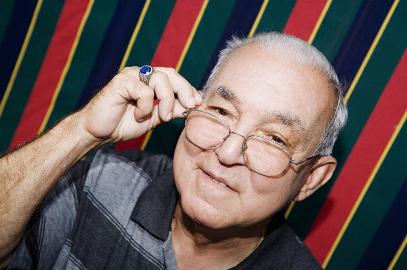 西方人,成年人,老年人,脸,头,脸颊,头发,一个人,微笑,横图,室外,特写,正面,幸福,欧洲,欧洲人,仅一个男性,仅一个人,条纹,眼镜,T恤,图像,拿着,休闲装,肩膀,衣服,戒指,看,仅一个老年男性,概念,摄影,退休,种族,主题,肖像,视角,构图,式样,老年男性,男人,男性,白种人,头部,脸部,脸蛋,面部,休闲活动,彩图,窥视,时空,发际线后移