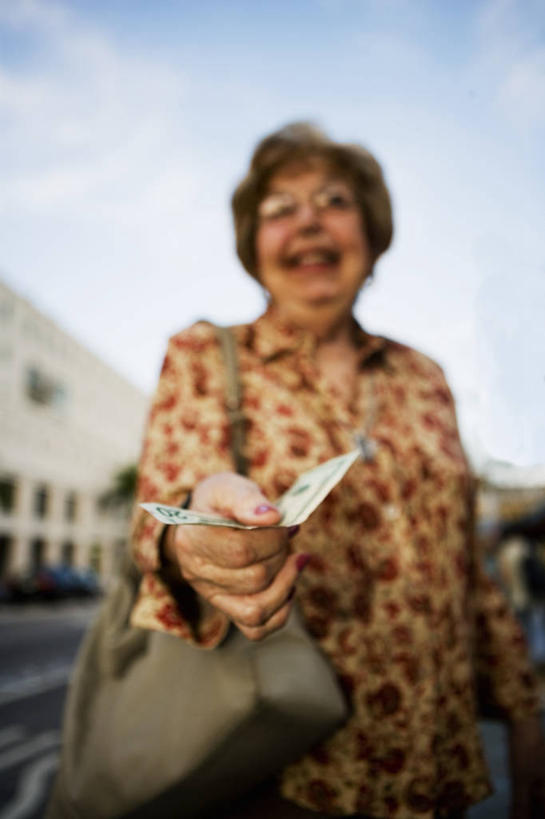 西方人,成年人,老年人,手,一个人,站,微笑,竖图,室外,白天,正面,满意,幸福,钱,美元,欧洲,欧洲人,仅一个女性,仅一个人,包,钱币,眼镜,云,美金,图像,拿着,休闲装,衣服,天空,概念,财富,钞票,金融,纸币,人体,摄影,仅一个老年女性,经济,退休,焦点,零钱包,种族,主题,美圆,自然现象,流通,视角,纸钞,贸易,构图,想法,货币,现金,老年女性,女人,女性,白种人,散焦,半身,彩图,给予,时空,20美元纸币