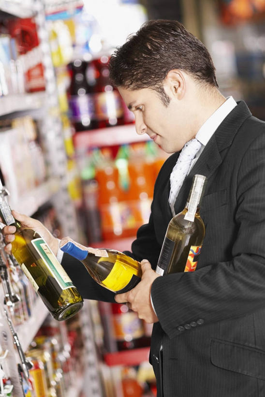 葡萄酒,西方人,成年人,一个人,商务人士,商务男性,商店,站,竖图,室内,特写,侧面,衬衫,商务,欧洲,欧洲人,仅一个男性,仅一个人,套装,支架,食品,酒架,酒类,饮品,图像,拿着,注视,饮食,酒,酒瓶,食物,饮料,仅一个年轻男性,衣服,瓶子,观察,看,概念,摄影,凭证,观看,证明,察看,关注,可口,种族,主题,商务装,选择,视角,工薪阶层,执照,零售店,构图,适口,男人,男性,年轻男性,白种人,年轻人,白领,上班族,半身,彩图,衬衣,时空,证件