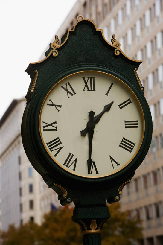 无人,竖图,室外,特写,白天,仰视,城市,建筑,美国,时间,数字,首都,罗马数字,图像,天空,摄影,人造,北美,北美洲,都市风光,主题,美洲,自然现象,视角,计时工具,华盛顿特区,华盛顿州,北亚美利加洲,亚美利加洲,构图,钟,彩图,低角度拍摄,旅行,美利坚合众国,时空