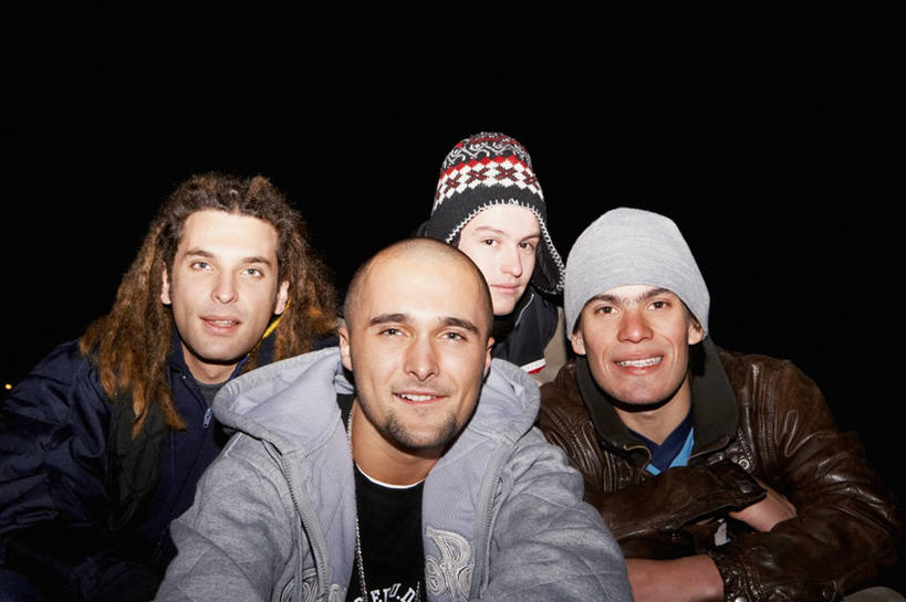 西方人,成年人,脸,头,脸颊,一个人,四个人,人群,坐,笑,双手交叉,微笑,露齿笑,横图,室内,特写,正面,友谊,幸福,帽子,欧洲,欧洲人,仅一个男性,仅一个人,黑色背景,图像,休闲装,外套,肩膀,仅一个年轻男性,衣服,黑色,概念,摄影,双手抱胸,种族,主题,肖像,视角,编织帽,构图,脱发,茄克,男人,男性,年轻男性,白种人,年轻人,头部,发型,脸部,脸蛋,面部,休闲活动,半身,彩图,影棚拍摄,雷鬼头,时空