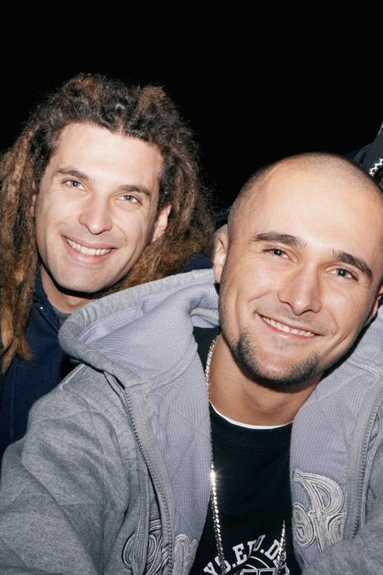 西方人,成年人,脸,头,脸颊,一个人,两个人,坐,笑,微笑,露齿笑,竖图,室内,特写,正面,友谊,幸福,欧洲,欧洲人,仅一个男性,仅一个人,黑色背景,T恤,图像,休闲装,外套,肩膀,仅一个年轻男性,衣服,黑色,概念,摄影,种族,主题,肖像,视角,构图,脱发,茄克,男人,男性,年轻男性,白种人,年轻人,头部,发型,脸部,脸蛋,面部,休闲活动,半身,彩图,影棚拍摄,雷鬼头,时空