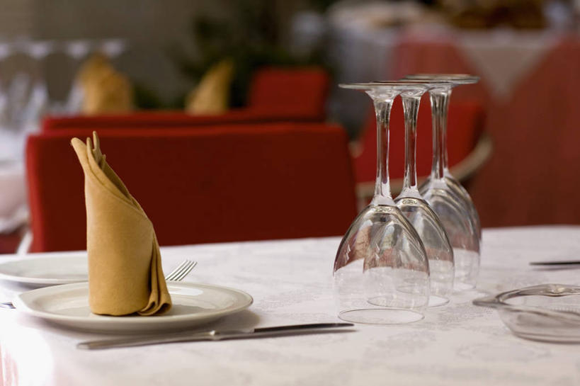 无人,横图,室内,特写,家具,桌子,餐具,一排,准备,整齐,光线,光芒,图像,饮食,桌布,排列,盘子,餐巾,装饰物,概念,摄影,颠倒,葡萄酒杯,队列,主题,餐刀,黄油刀,构图,玻璃杯,彩图,餐馆,时空