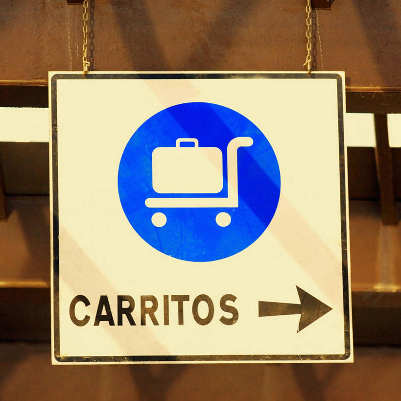 无人,方图,室外,特写,仰视,通讯,指示牌,吊挂,悬挂,包,标志,文字,挂,图像,方向,标识,箭头,手推车,行李,概念,摄影,行李车,指导,英文字母,便利,指向,主题,交通标志,视角,簇,构图,想法,大写字母,彩图,低角度拍摄,时空